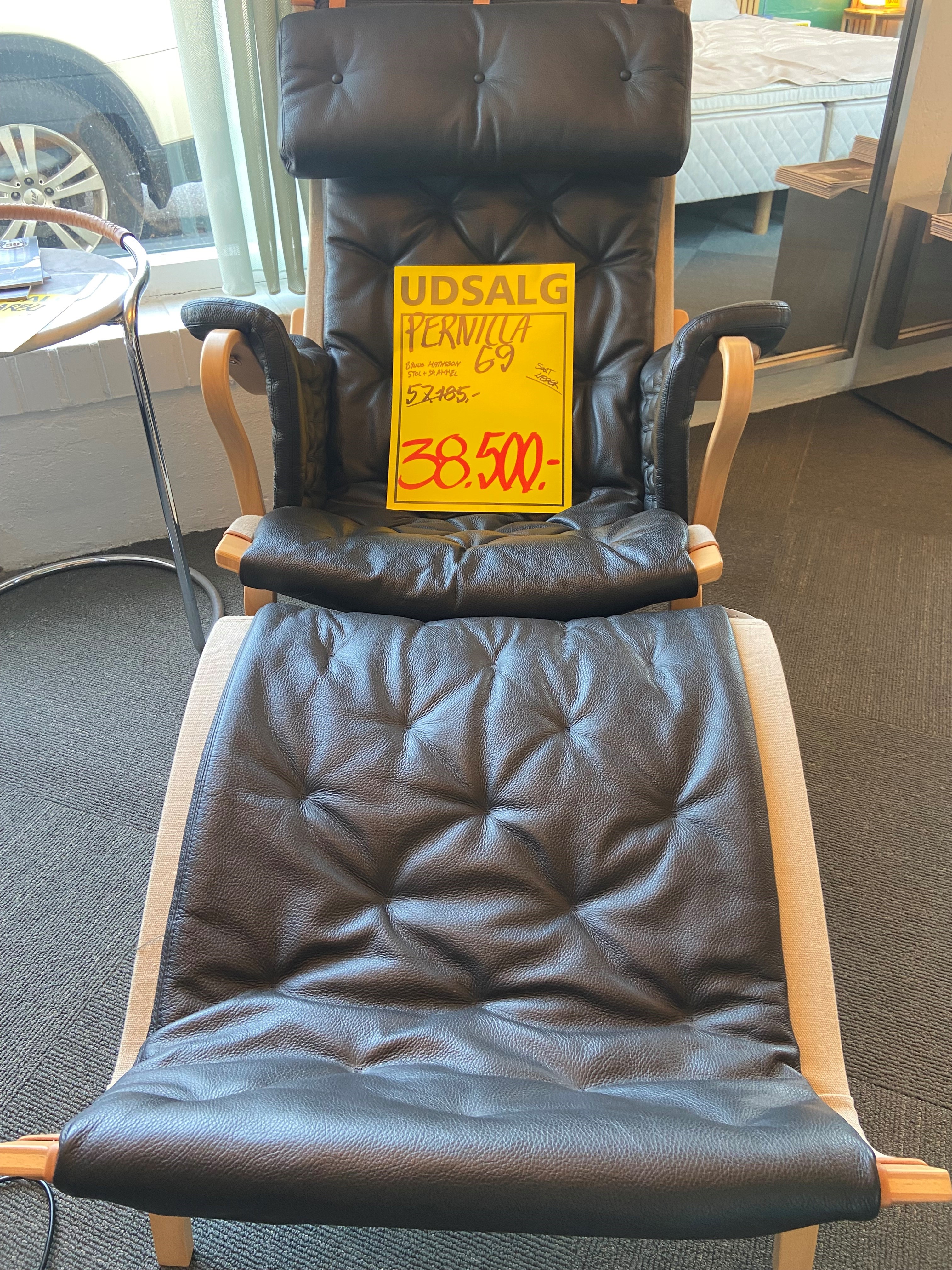 DUX M�bler Pernilla L�nestol med Fodskammel - Sort, Timm M&oslash;bler